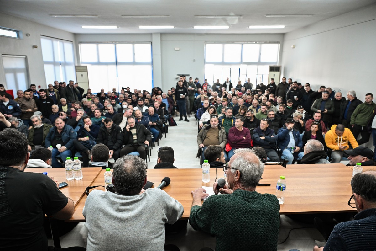 Μπλόκα αγροτών: «Ναι» στον διάλογο μετά την Πανελλαδική σύσκεψη στην Καρδίτσα