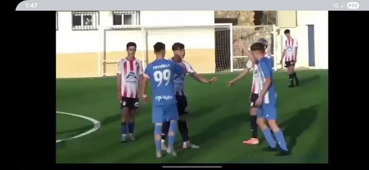 Αδιανόητο ξύλο σε ποδοσφαιρικό αγώνα ακαδημιών και… εισβολή στο γήπεδο από τις μητέρες τους (VIDEO)