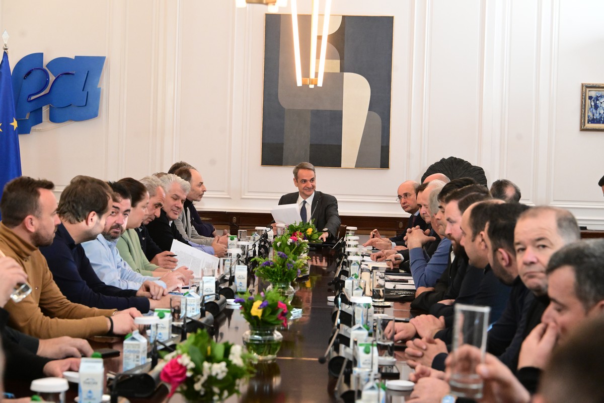 Στο γήπεδο των αγροτοκτηνοτρόφων η μπάλα – Η συνάντηση, οι αντιδράσεις και το αυστηρό μήνυμα του πρωθυπουργού