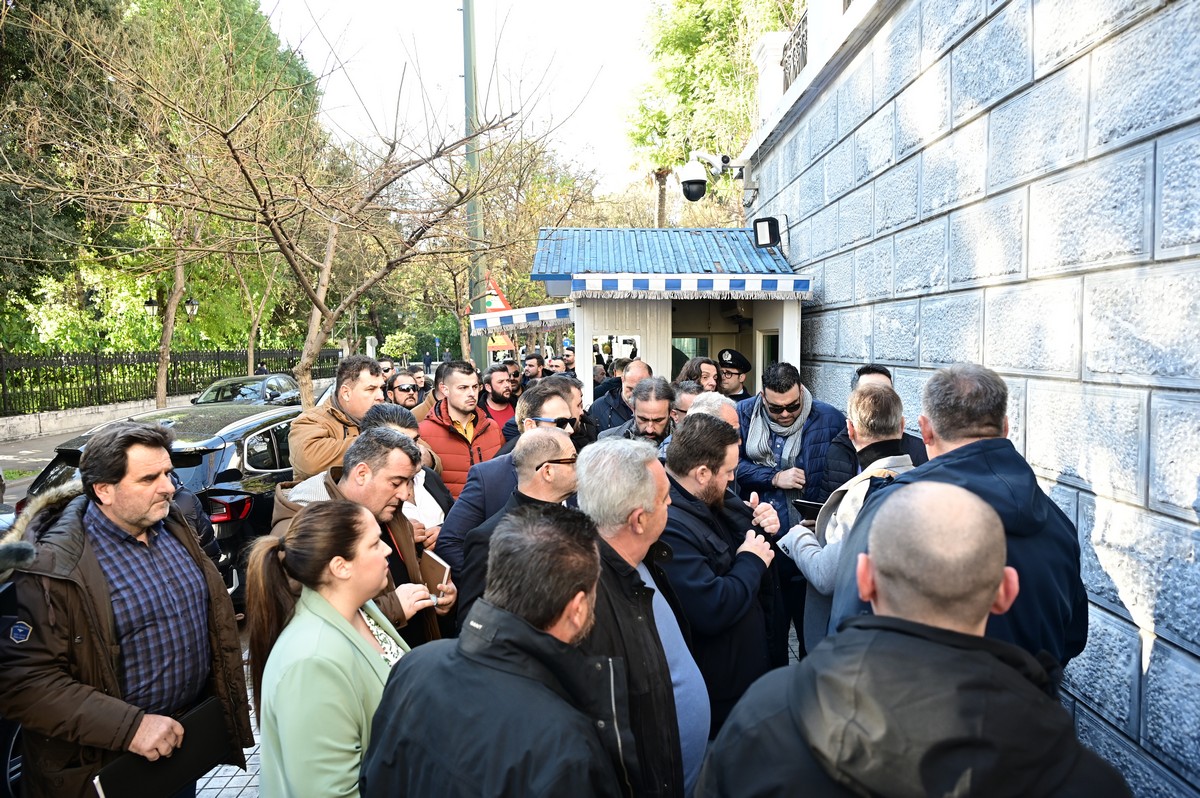 Έφτασαν στο Μέγαρο Μαξίμου οι αγρότες από τα 14 μπλόκα (ΦΩΤΟ – VIDEO)
