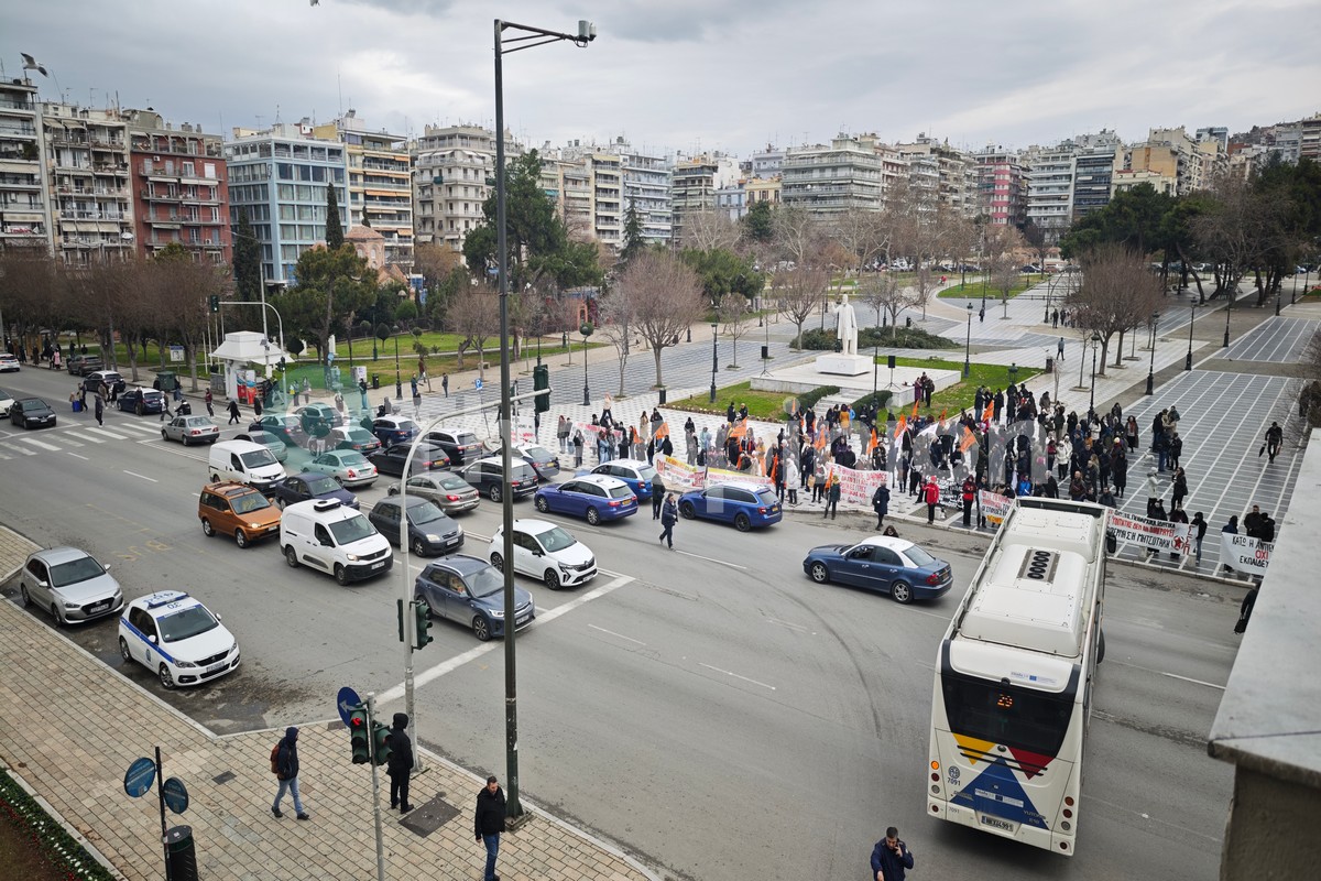 Πορεία ιδιοκτητών και οδηγών ταξί στη Θεσσαλονίκη – «Όχι» στην υποχρεωτική ηλεκτροκίνηση (VIDEO)