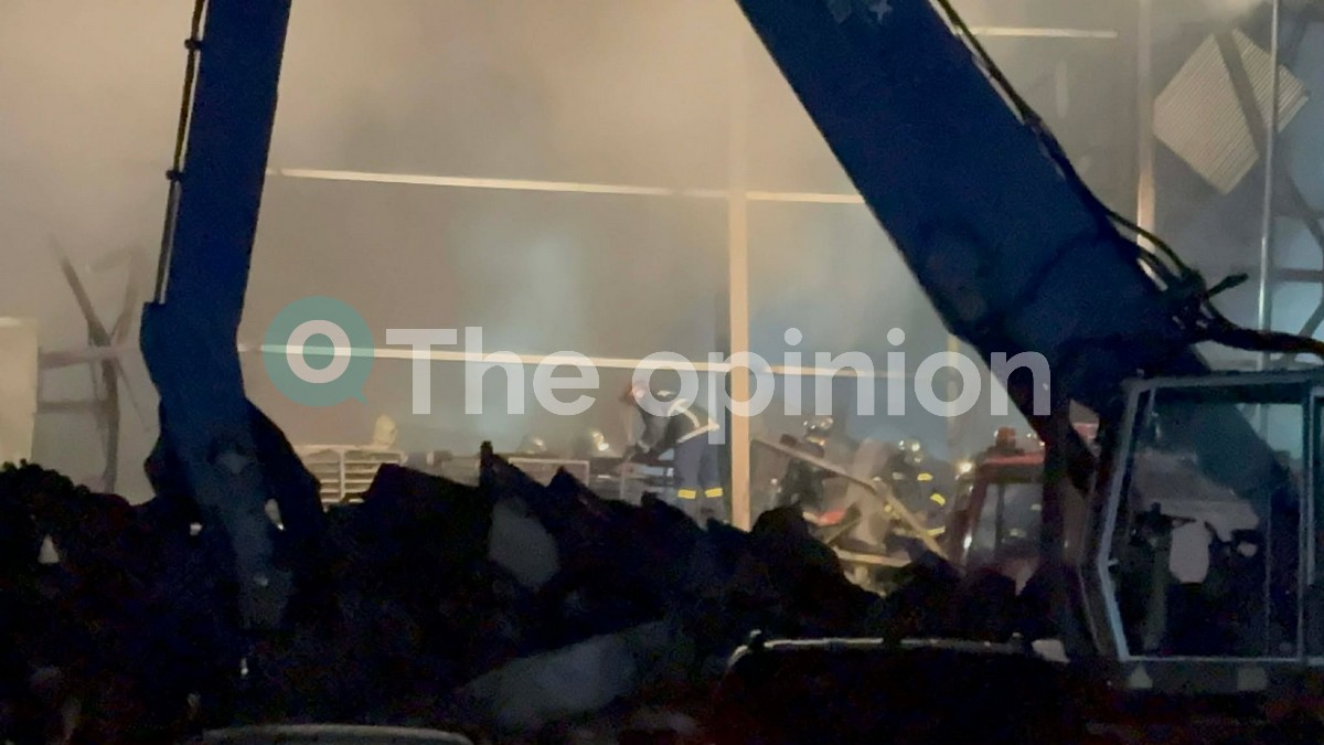 Τρίκαλα: Ολονύχτια επιχείρηση Πυροσβεστικής και ΤΕΕΜ στη «Βιολάντα» – Παραμένει αγνοούμενη η 5η εργαζόμενη (ΦΩΤΟ – VIDEO)