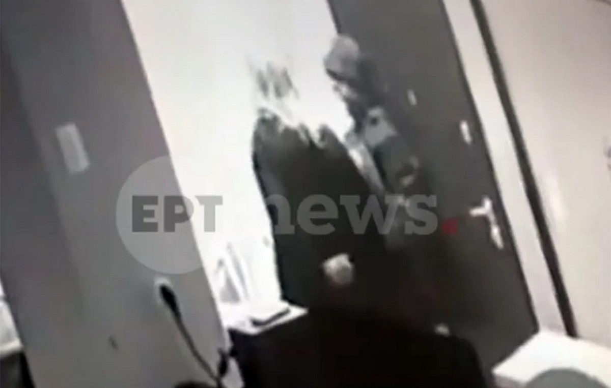 Καρέ – καρέ η στιγμή που 64χρονος που επιτέθηκε σε 25χρονη ΑμεΑ ήρθε αντιμέτωπος με τη μητέρα της