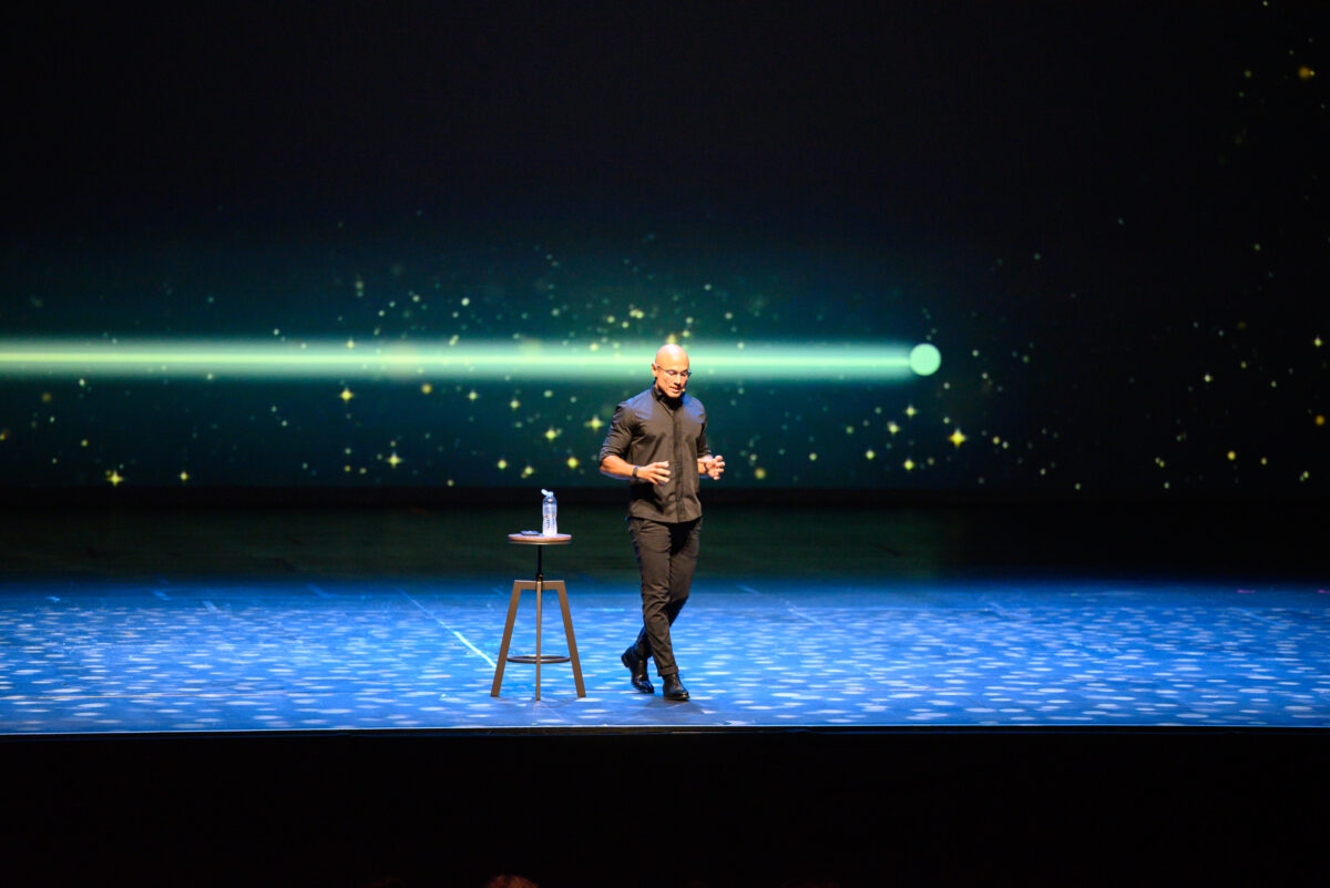 Stand Up Therapy με τον Μάνο Χατζημαλωνά στην Θεσσαλονίκη