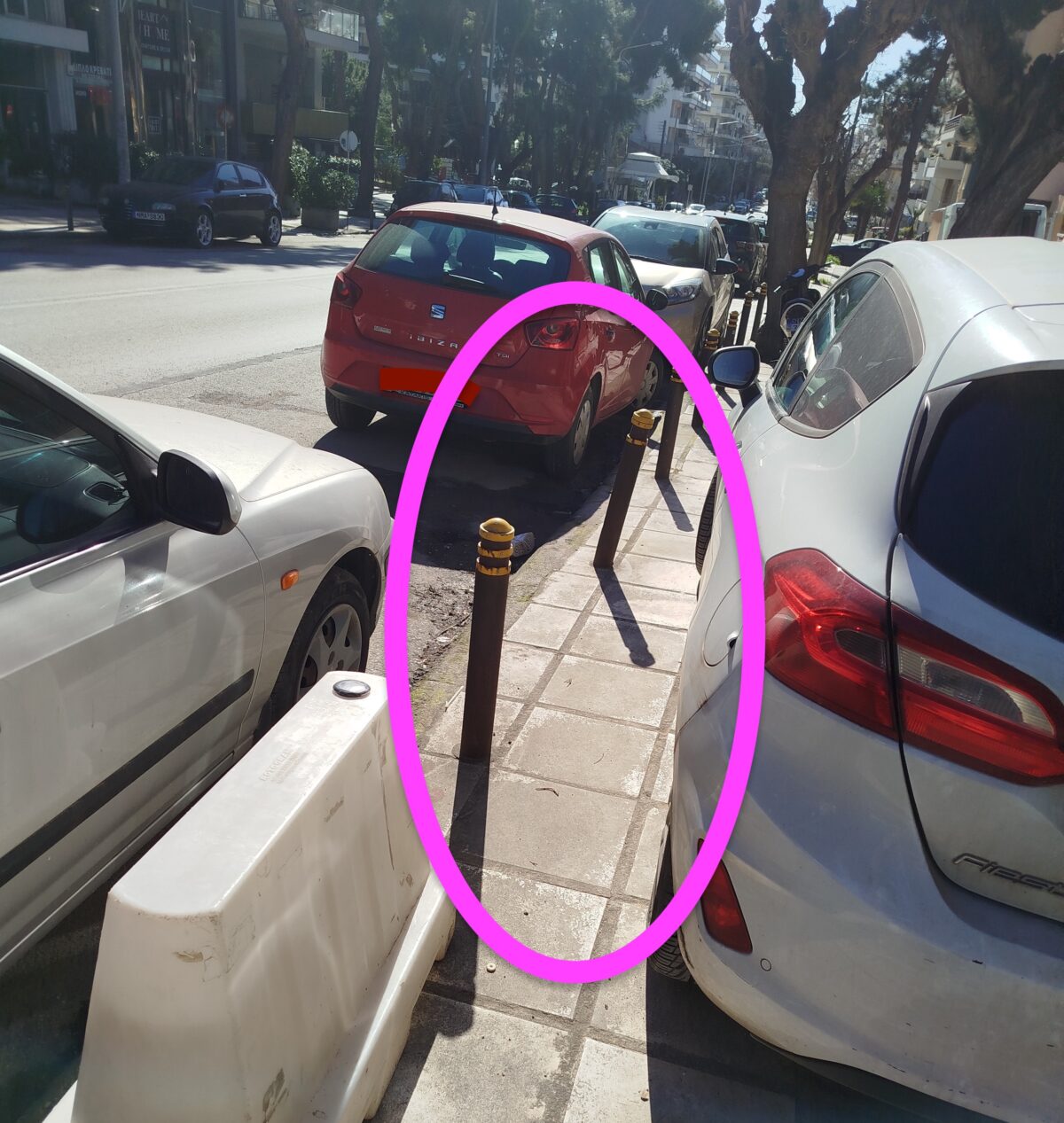 Βροχή οι καταγγελίες για πεζοδρόμια με… αυτοκίνητα!