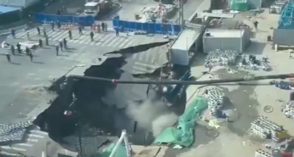 Κίνα: Ο δρόμος «άνοιξε» και «κατάπιε» τα πάντα (VIDEO)