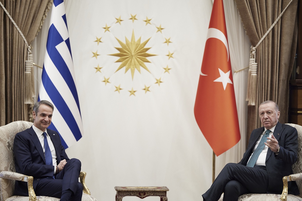 Σε εξέλιξη η συνάντηση Μητσοτάκη – Ερντογάν