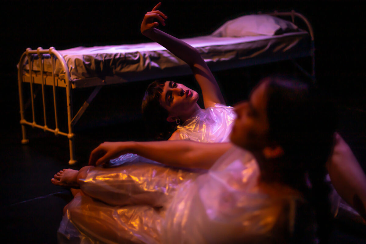 «Οι Μπλανς»: Η παράσταση από την ομάδα Επί Εκατό έρχεται και στη Θεσσαλονίκη