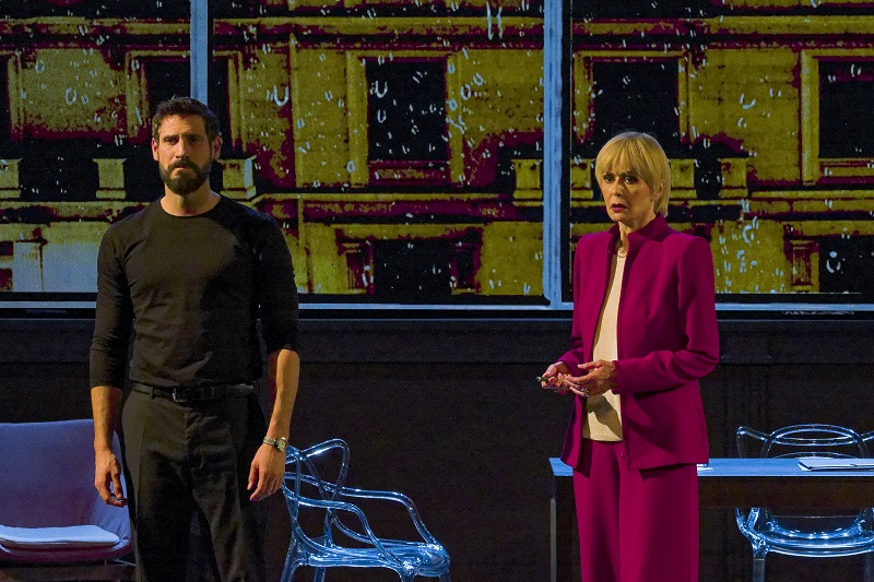 «Ο αόρατος επισκέπτης»: Με την Κάτια Δανδουλάκη στο Θέατρο Αριστοτέλειον