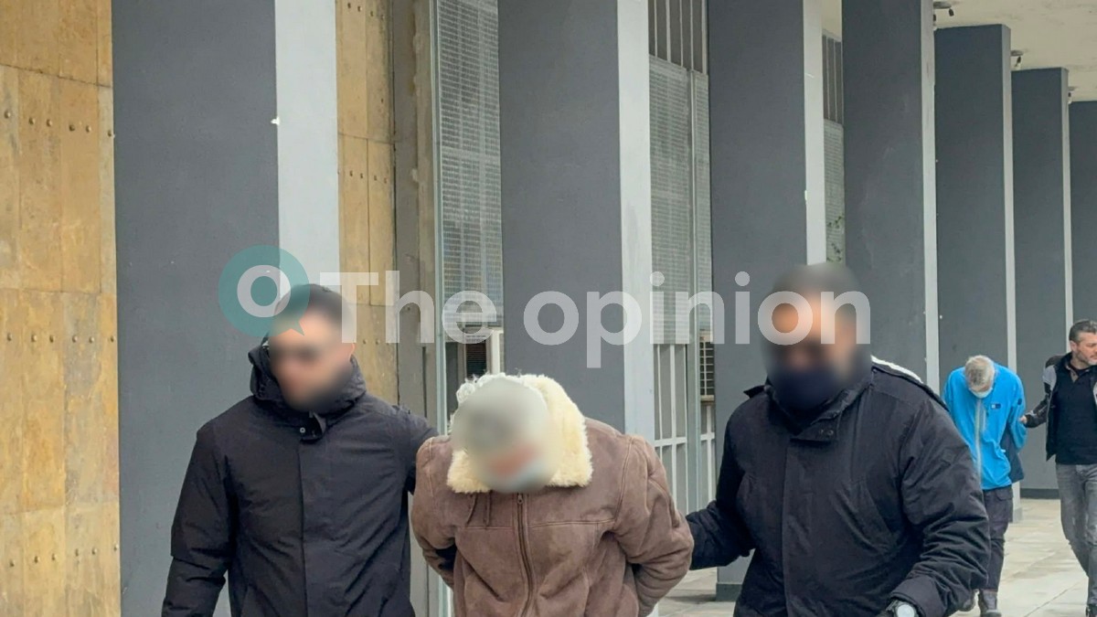 Στα δικαστήρια ο 52χρονος καθ’ ομολογίαν δολοφόνος δύο γυναικών στη Μενεμένη – Διώκεται και για βιασμό (VIDEO)