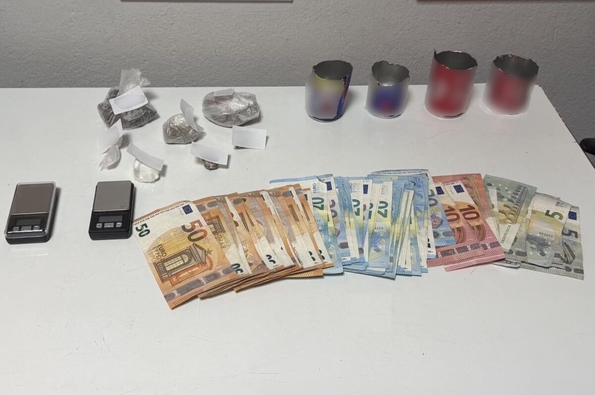 Θεσσαλονίκη: Δημιούργησε «καβάτζες» και έκρυβε ναρκωτικά σε κλαδιά δέντρων (ΦΩΤΟ)