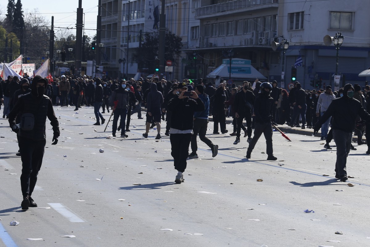 Επεισόδια σε Αθήνα και Ηράκλειο μετά τις πορείες για τα Τέμπη – Προσαγωγές και συλλήψεις (ΦΩΤΟ+VIDEO)