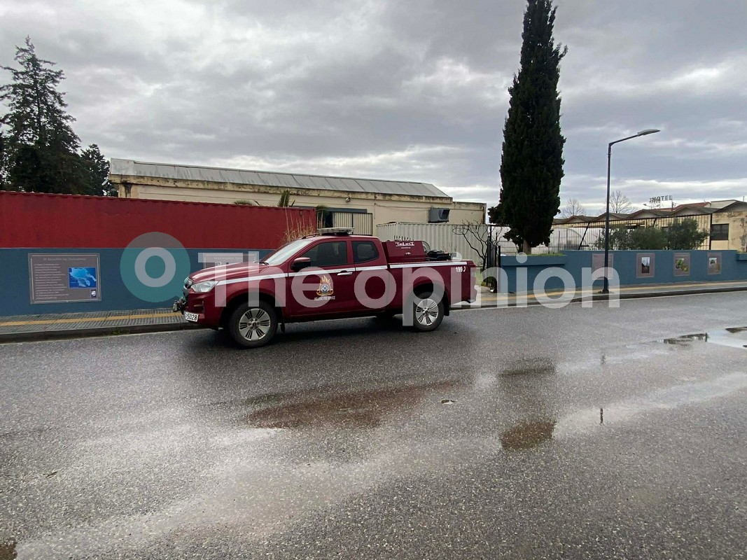 Φωτιά σε ΙΧ στο προαύλιο του ΕΠΑΛ Μουδανιών – Άμεση επέμβαση καθηγητών και μαθητών (ΦΩΤΟ)