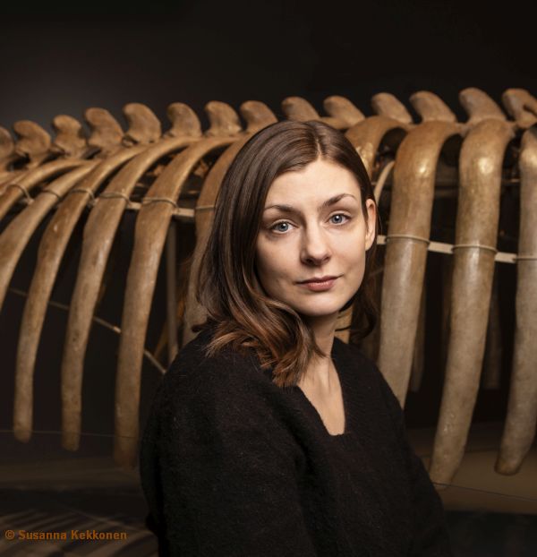 Η Φινλανδή συγγραφέας Turpeinen_Iida μπροστά από το έκθεμα στο Μουσείο Ελσίνκι του σκελετού της θαλάσσιας αγελάδας.