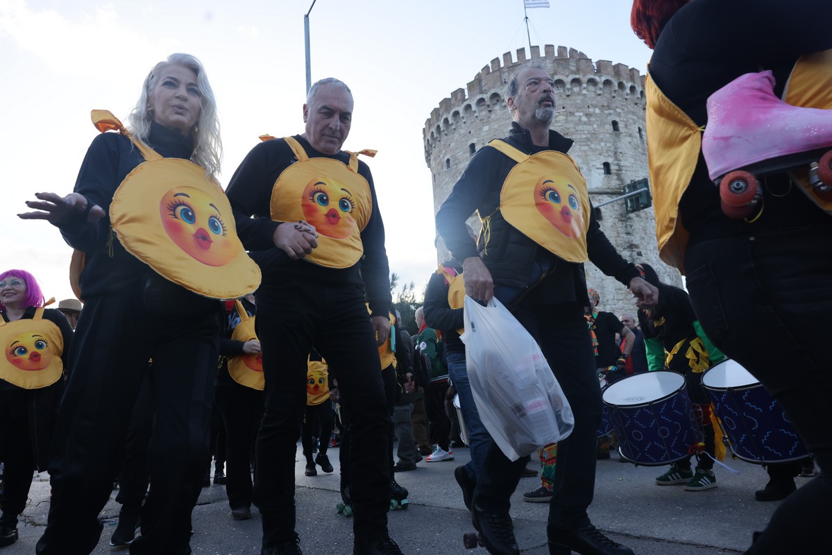 Καρναβαλιστές μετέτρεψαν το κέντρο της Θεσσαλονίκης σε μια μεγάλη γιορτή (ΦΩΤΟ)