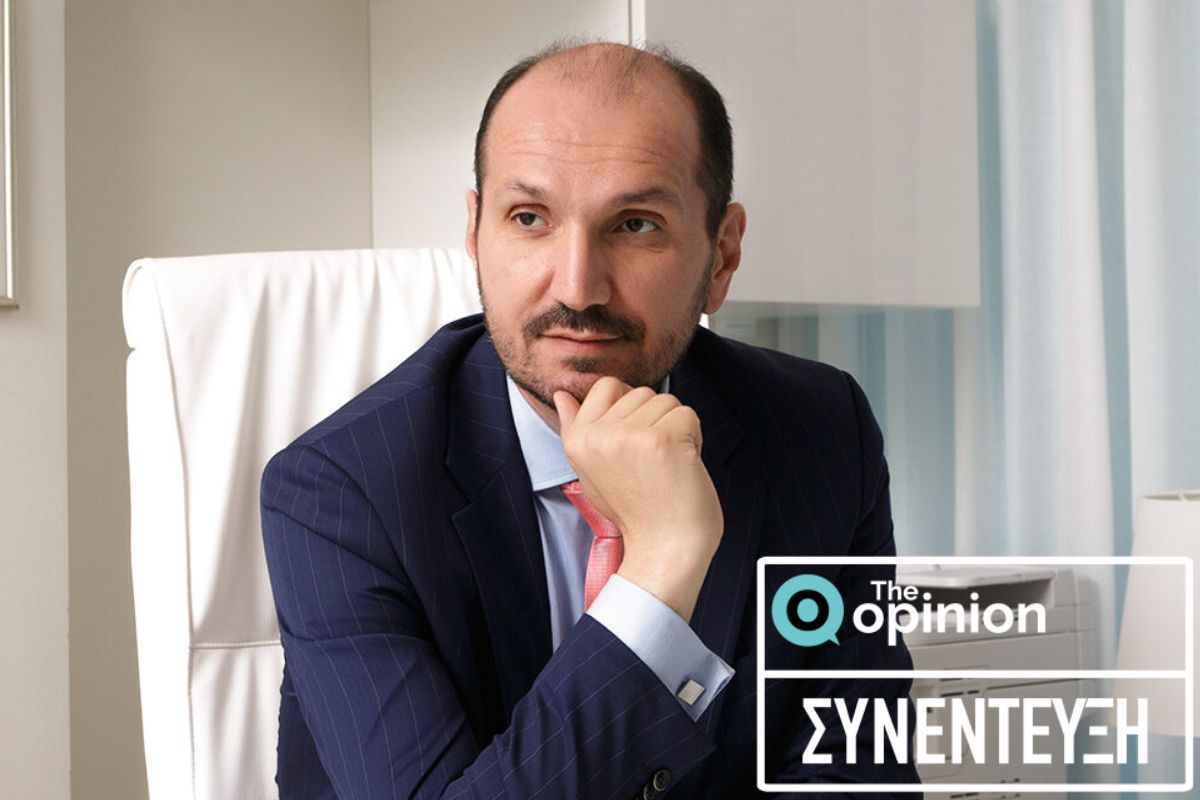 Η χειρουργική του μέλλοντος, σήμερα: Ο γιατρός που χειρίζεται με ακρίβεια χιλιοστού το ρομποτικό σύστημα Da Vinci