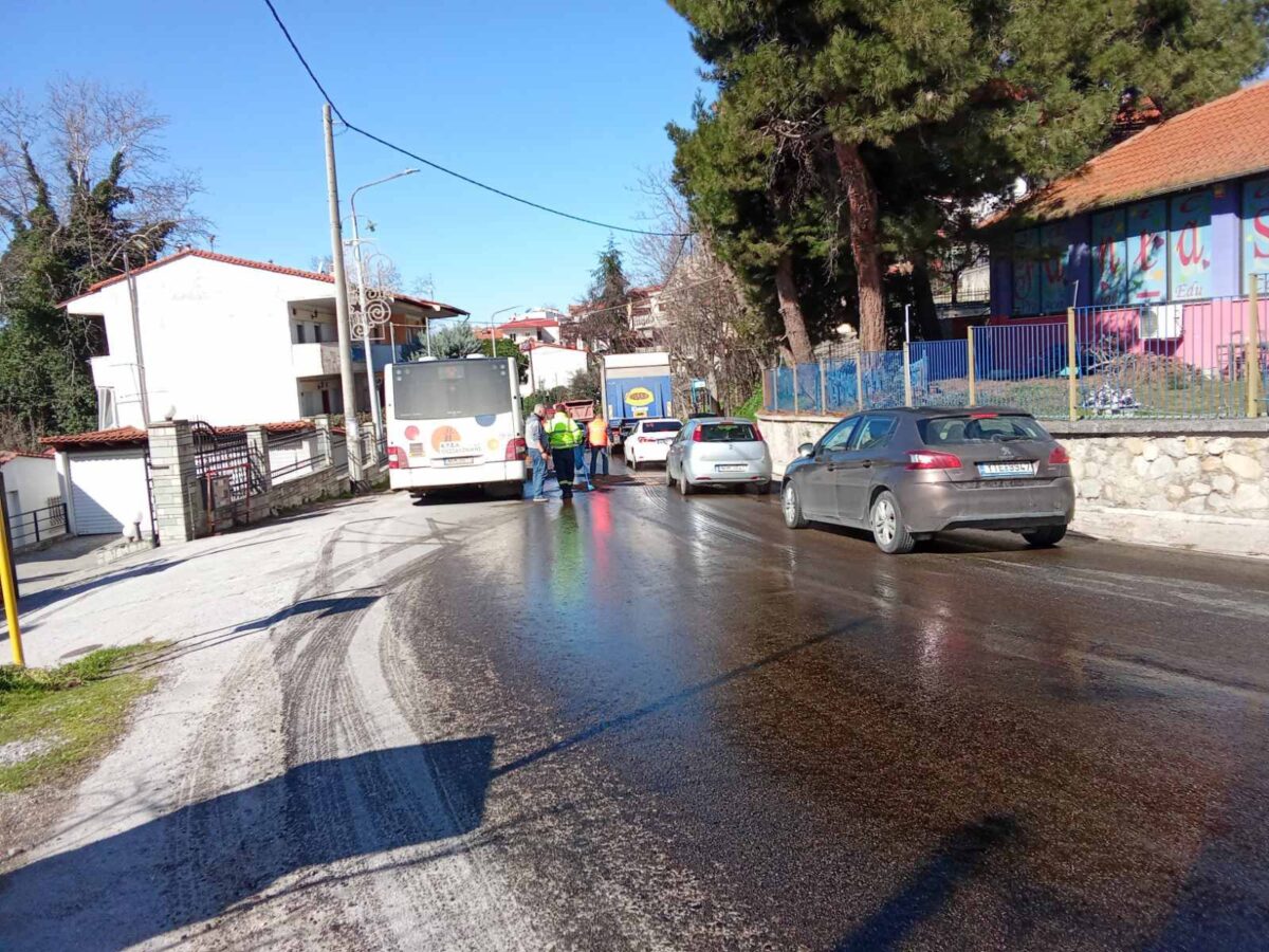Θεσσαλονίκη: Δρόμος γέμισε με… πετρέλαιο μετά από βλάβη σε λεωφορείο (ΦΩΤΟ)