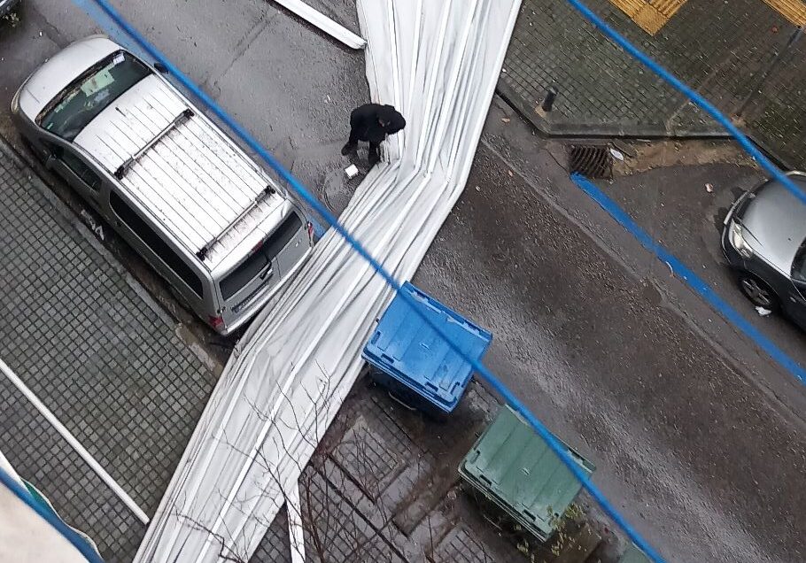 Θεσσαλονίκη: Τέντα «εκτοξεύτηκε» από πολυκατοικία – Πτώσεις δέντρων και δεκάδες κλήσεις στην Πυροσβεστική (ΦΩΤΟ)