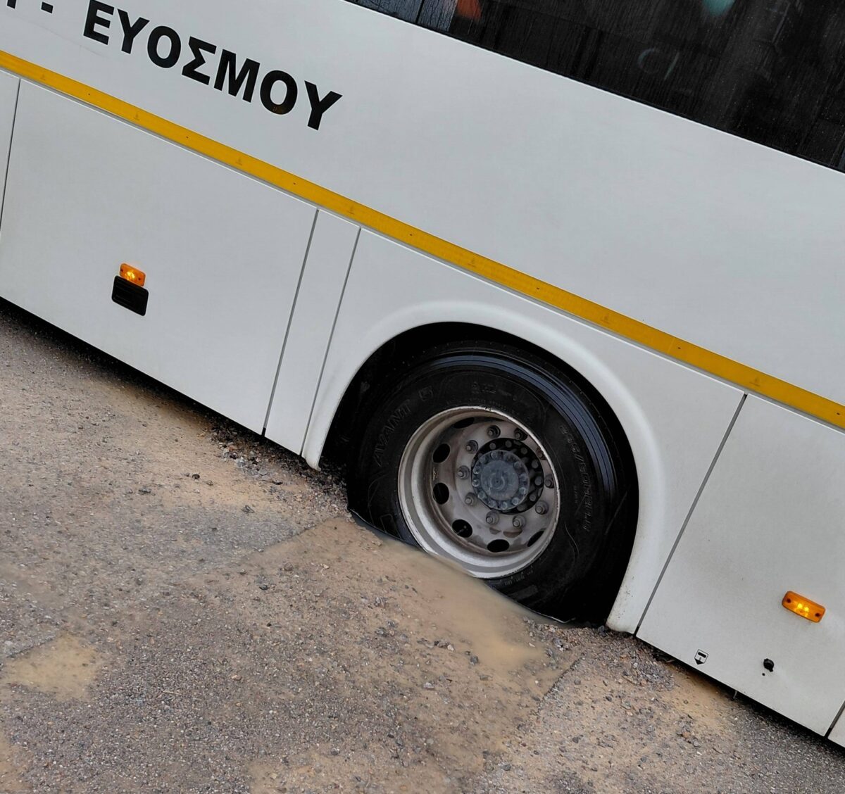 Σχολικό λεωφορείο «βούλιαξε» σε λακκούβα στη Θεσσαλονίκη