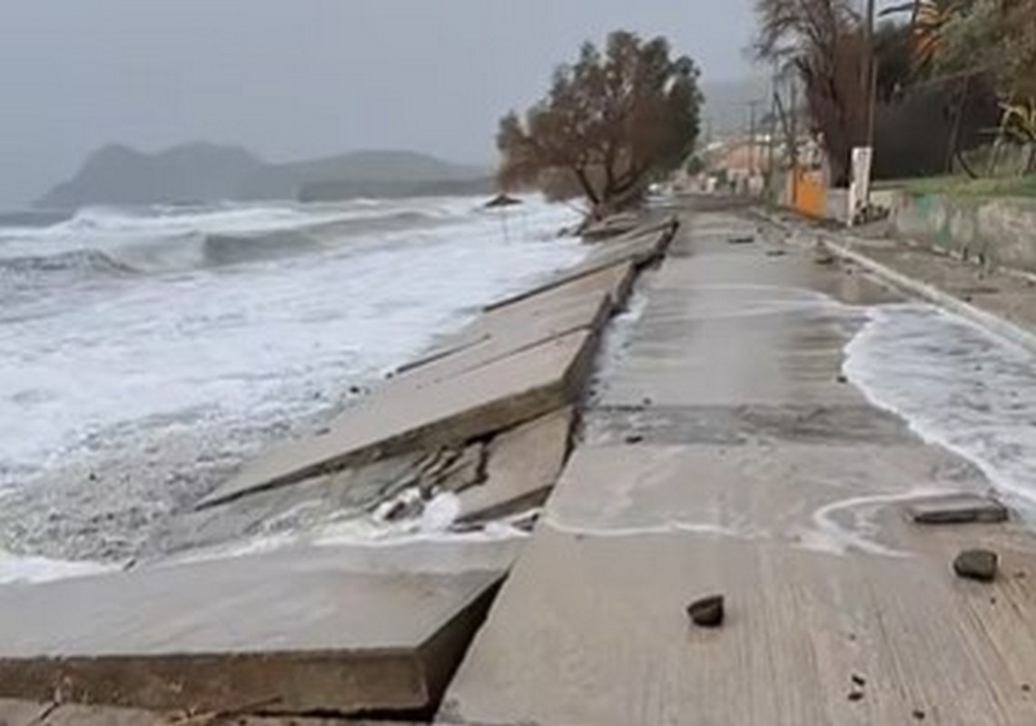 Σοβαρά προβλήματα από την κακοκαιρία στη Λήμνο – Υποχώρησαν δρόμοι, η θάλασσα… βγήκε στην στεριά (VIDEO)