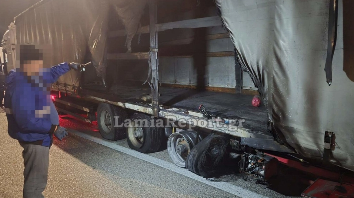 Στις φλόγες εν κινήσει νταλίκα στην εθνική οδό (ΦΩΤΟ)