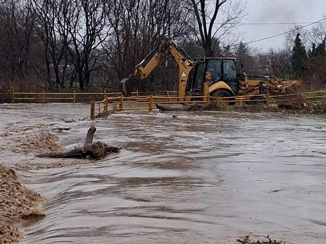 Εικόνες καταστροφής σε Θέρμη και Πολίχνη – Δρόμοι «ποτάμια», υπερχειλισμένοι χείμαρροι και αποκλεισμένες ιρλανδικές διαβάσεις (ΦΩΤΟ-VIDEO)