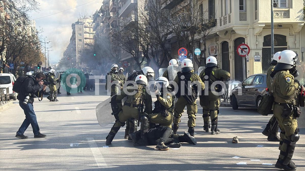 Θεσσαλονίκη: Προσαγωγές και συλλήψεις στις διαδηλώσεις για τα Τέμπη (ΦΩΤΟ+VIDEO)