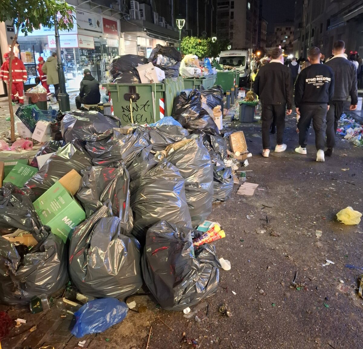 Δεκάδες τόνους σκουπίδια άφησε πίσω της η Τσικνοπέμπτη στο κέντρο της Θεσσαλονίκης (ΦΩΤΟ)