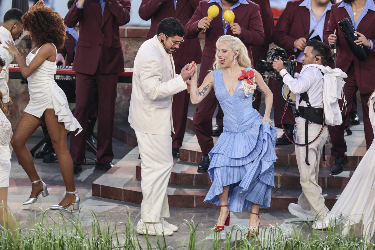 Super Bowl LX: Ο Bad Bunny ξεσήκωσε την Αμερική – Τα πολιτικά μηνύματα και η εμφάνιση της Lady Gaga (VIDEO)
