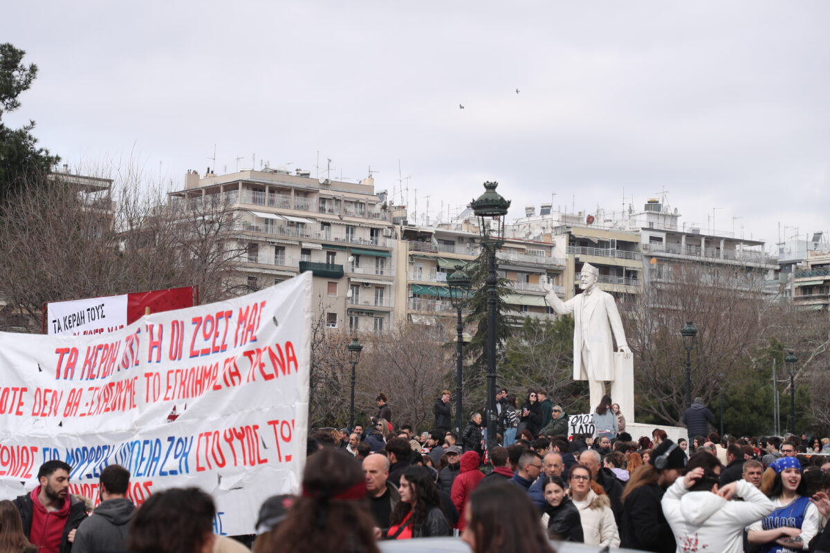 Tραγωδία στα Τέμπη: Στον δρόμο όλη η Ελλάδα – Η Θεσσαλονίκη τιμά τη μνήμη των 57 νεκρών (ΣΥΝΕΧΗΣ ΕΝΗΜΕΡΩΣΗ)
