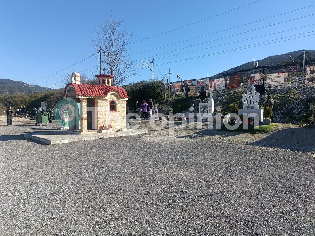 Τέμπη: Συγγενείς θυμάτων άφησαν λουλούδια στο σημείο της τραγωδίας (VIDEO)