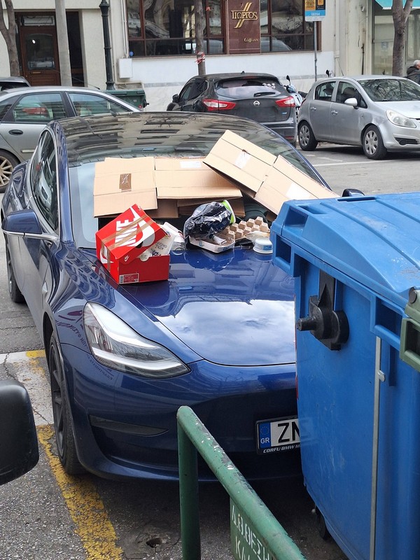 Θεσσαλονίκη: Πάρκαρε το Tesla μπροστά σε κάδο και του πέταξαν τα σκουπίδια στο αυτοκίνητο (ΦΩΤΟ)