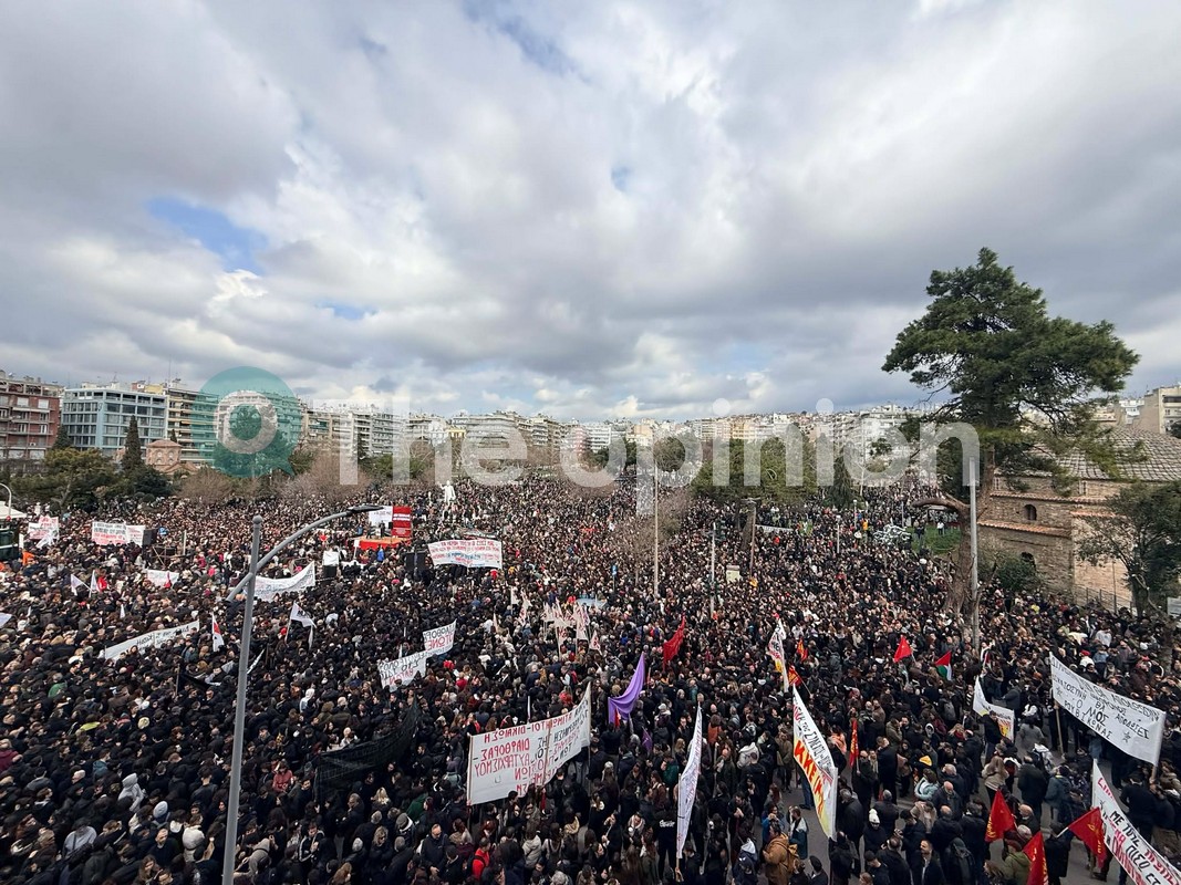 Τραγωδία στα Τέμπη: Μαζική συμμετοχή στη Θεσσαλονίκη – Χιλιάδες άνθρωποι στους δρόμους στη μνήμη των 57 θυμάτων (ΦΩΤΟ+VIDEO)