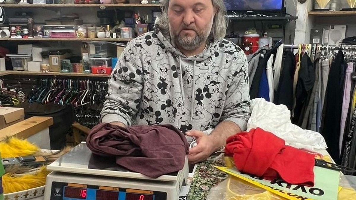 Θεσσαλονικιός ζυγίζει τα ρούχα που πουλάει και τα βίντεό του γίνονται viral