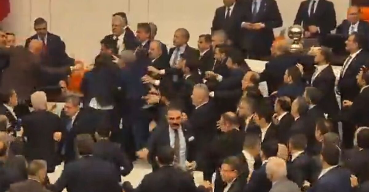 Τουρκία: Βουλευτές μετέτρεψαν την βουλή σε…. ρινγκ (VIDEO)