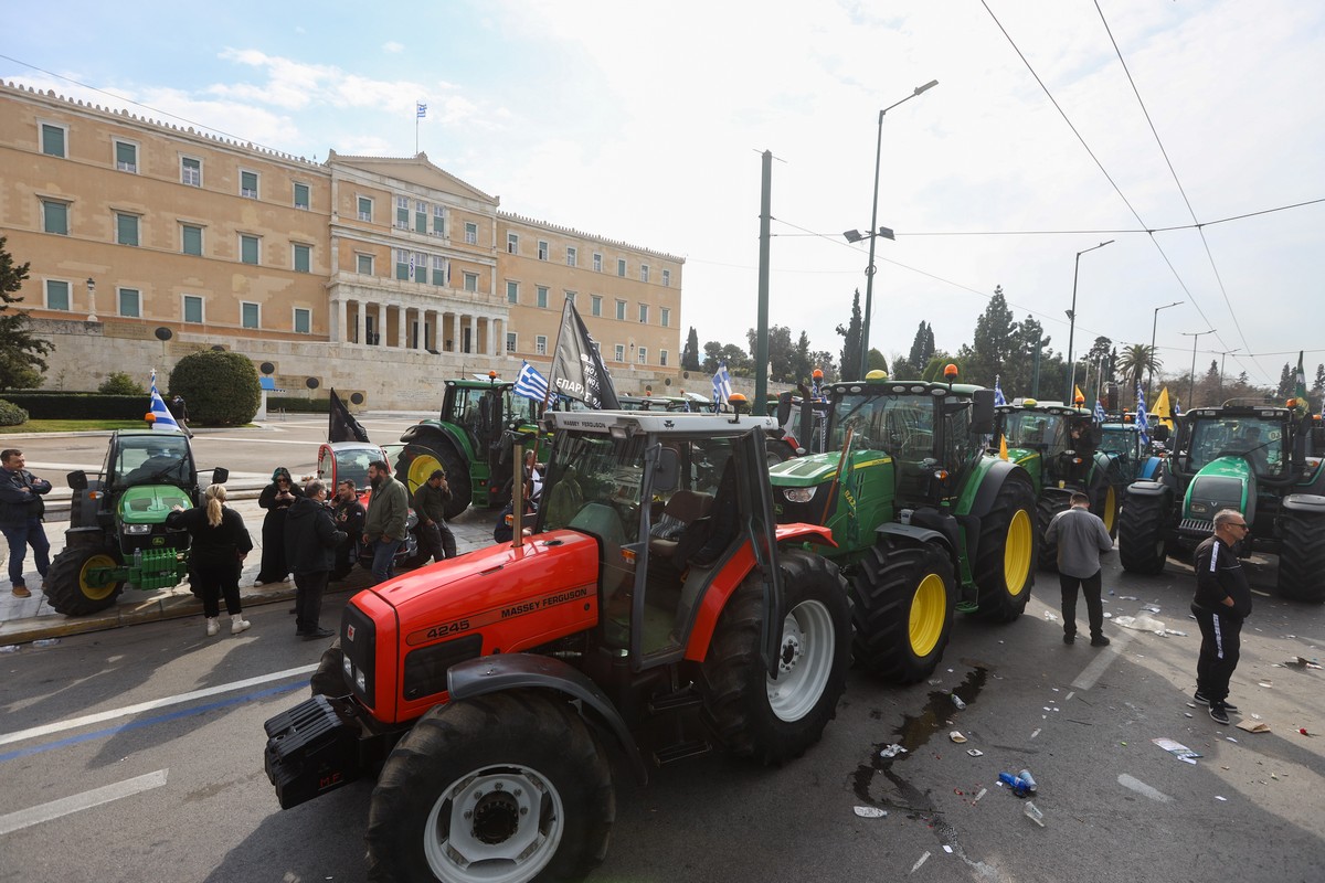 «Ζεσταίνουν» πάλι τις μηχανές τους οι αγρότες: Με τρακτέρ σε Προμαχώνα και Σύνταγμα (VIDEO)