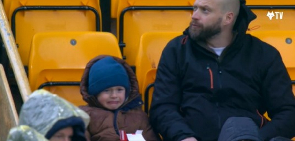 Premier League: Η ιστορία μίας… κοτομπουκιάς που έγινε viral και μετέτρεψε το κλάμα ενός μικρού σε χαμόγελο (VIDEO)