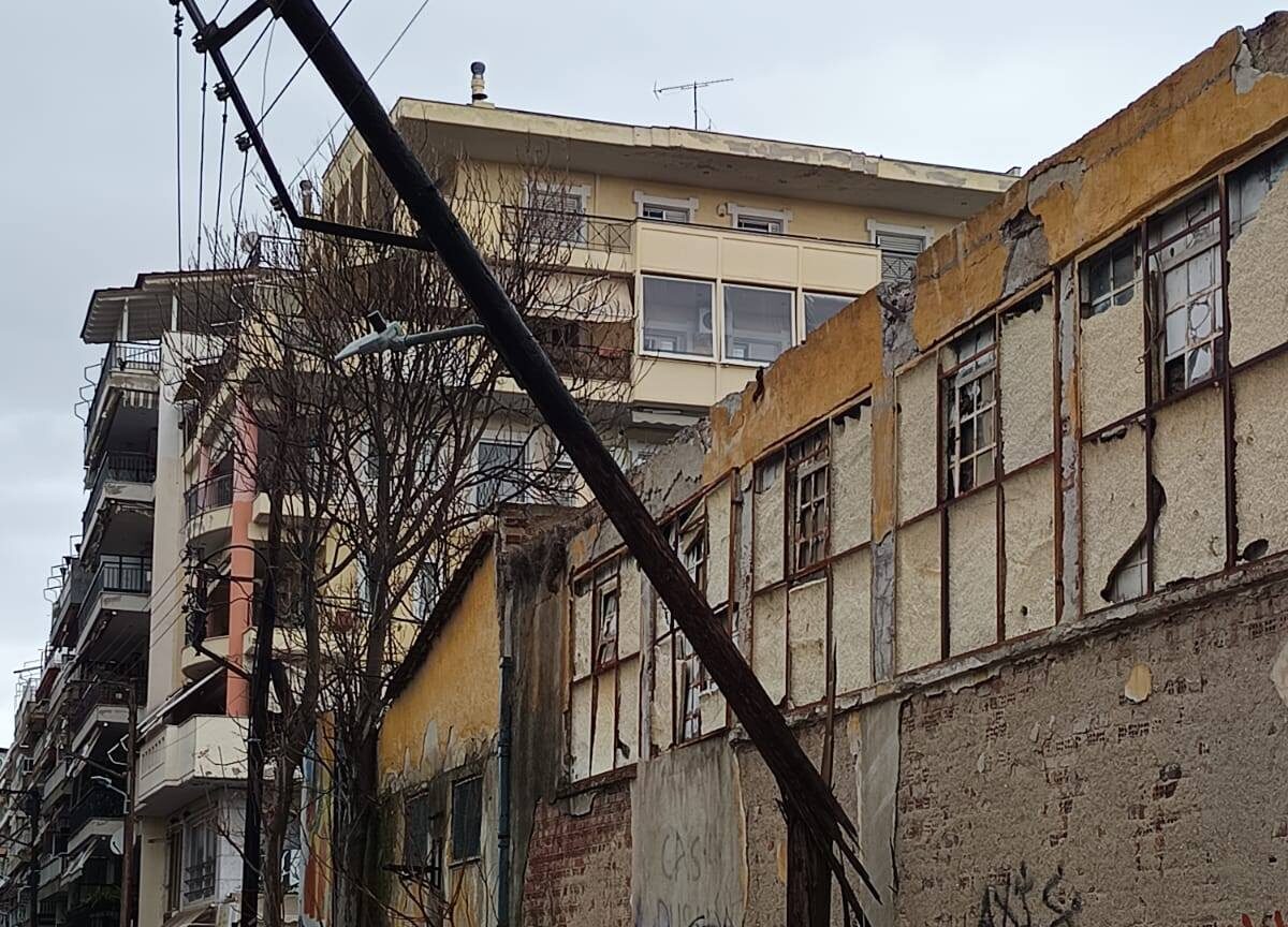 Χωρίς ρεύμα περιοχή της Θεσσαλονίκης μετά από «σπάσιμο» κολόνας (ΦΩΤΟ)