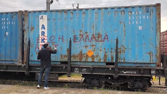 Αντιπολεμική παρέμβαση από μέλη του ΚΚΕ και της ΚΝΕ στον σιδηροδρομικό σταθμό της Θεσσαλονίκης (VIDEO)