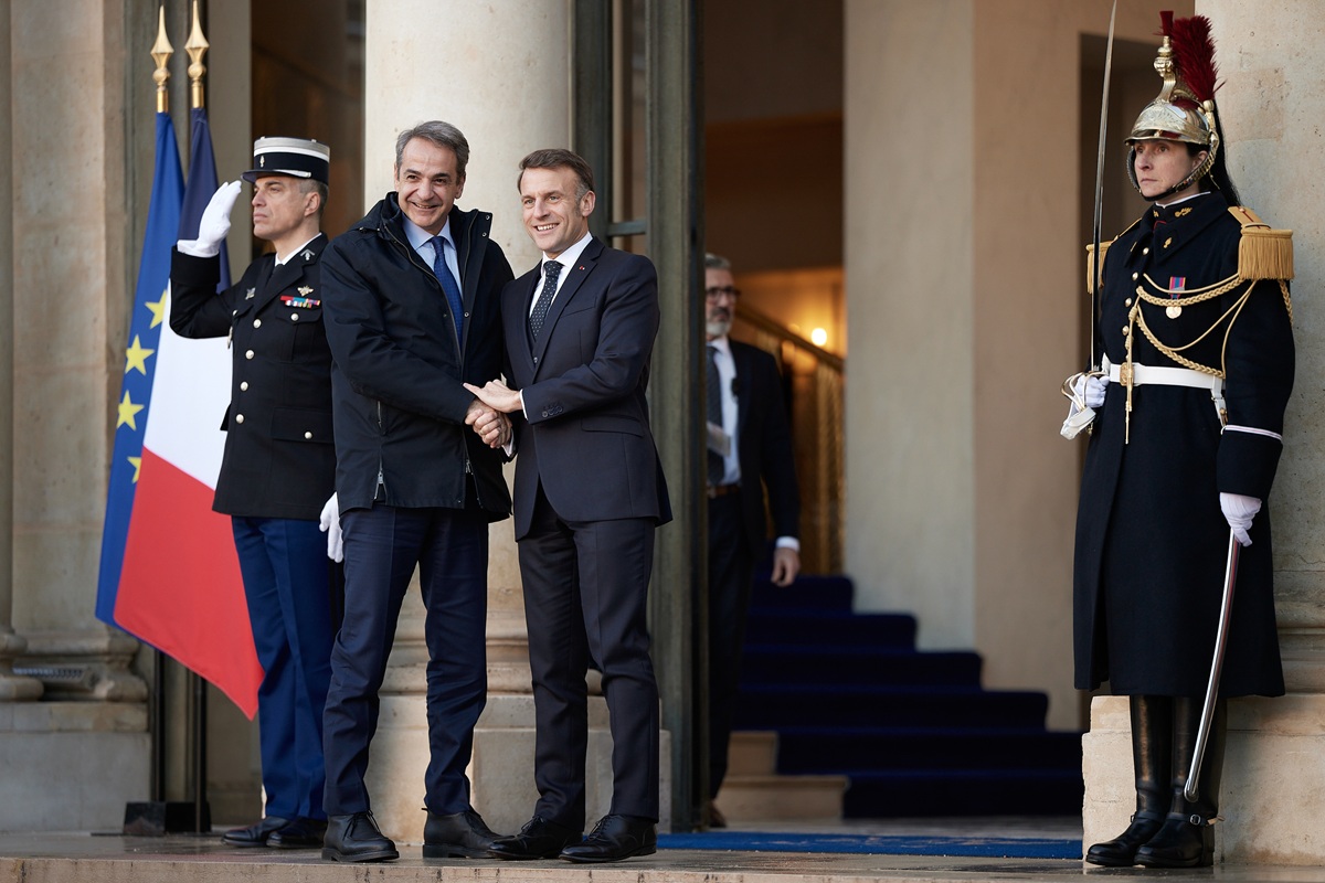 Τηλεφωνική επικοινωνία του Μητσοτάκη με τον Εμανουέλ Μακρόν