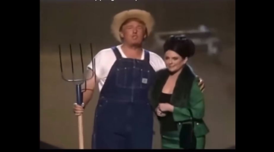 Όταν ο Ντόναλντ Τραμπ τραγουδούσε ντυμένος αγρότης (VIDEO)