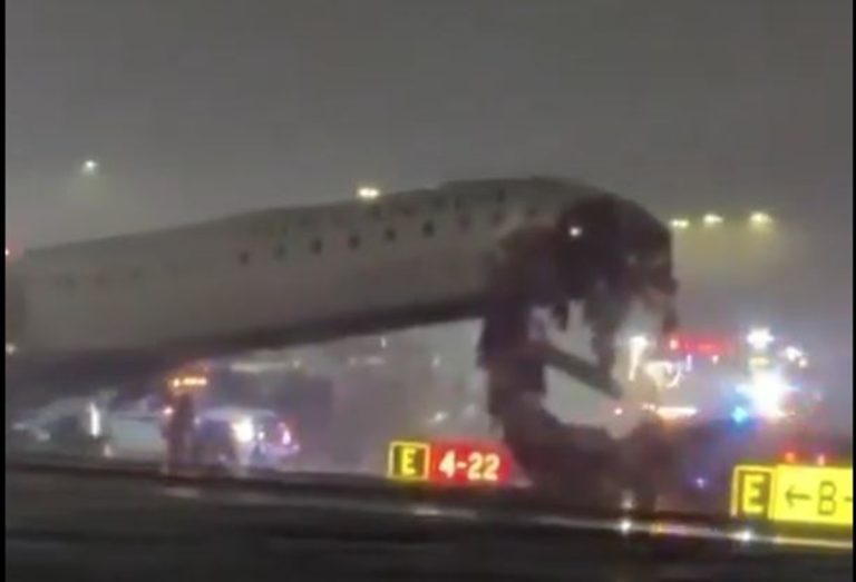 Nέα Υόρκη: Σύγκρουση αεροσκάφους με όχημα εδάφους – Πληροφορίες για νεκρό και τραυματίες