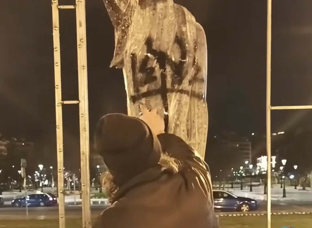 Ιερομόναχος αυτός που βανδάλισε το άγαλμα στην Αριστοτέλους (ΦΩΤΟ)