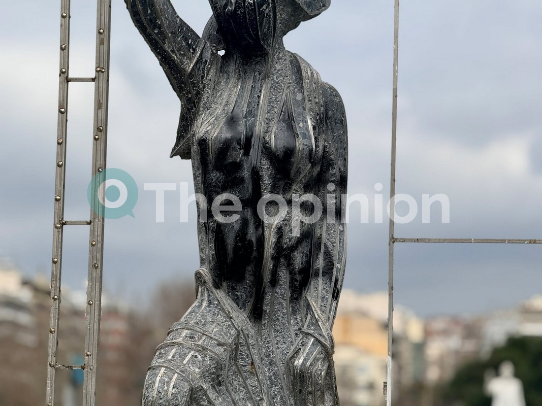 Βανδάλισαν άγαλμα στο κέντρο της Θεσσαλονίκης – «Ιησούς Χριστός Νικά» (ΦΩΤΟ)