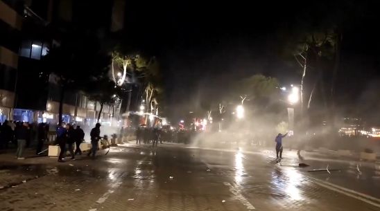 Ένταση και επεισόδια σε διαδήλωση στην Αλβανία (VIDEO)