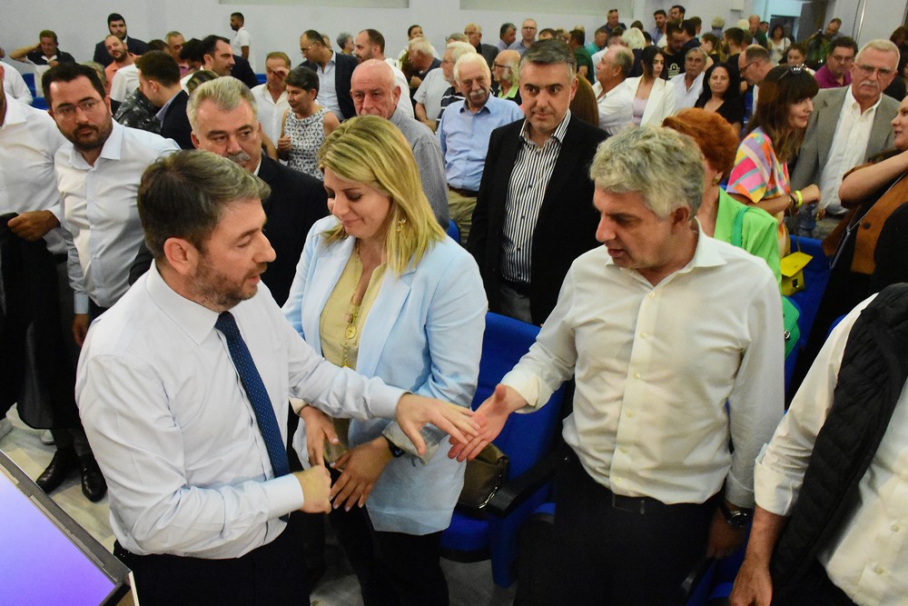 ΠΑΣΟΚ για Κωνσταντινόπουλο: Ας μην συγχέεται η ενότητα με το συστηματικό «τράβηγμα του χαλιού»