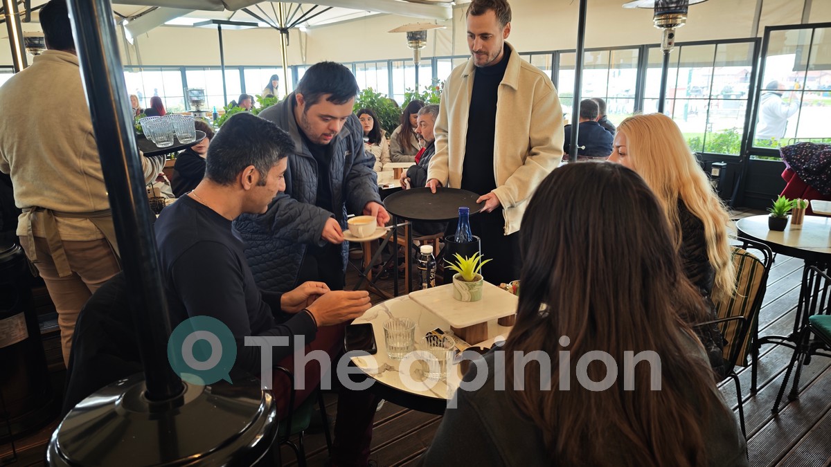 «Όλα τα ορίζουμε εμείς» – Άτομα με σύνδρομο Down υποδέχονται πελάτες σε καφέ στη Θεσσαλονίκη