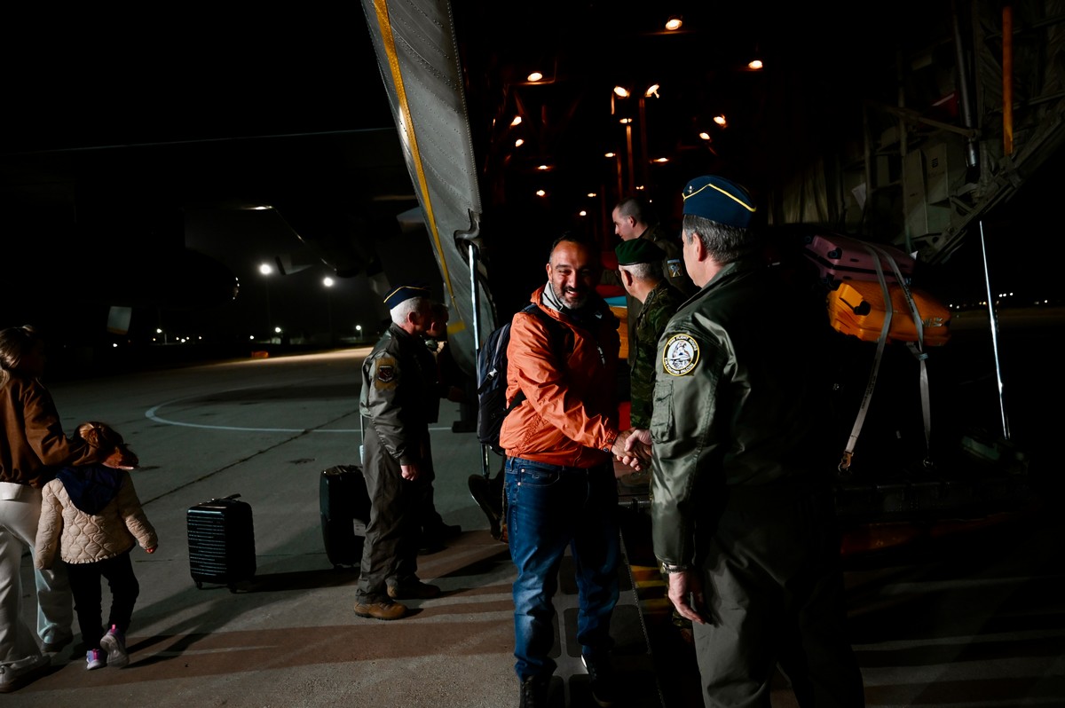 Προσγειώθηκε το C-130 με τους 91 Έλληνες που είχαν εγκλωβιστεί στο Άμπου Ντάμπι