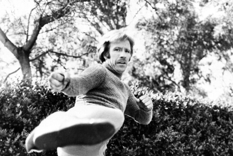 Chuck Norris: Ο άνθρωπος που έγινε θρύλος, meme και… αστείο που δεν θα «πεθάνει» ποτέ (VIDEO)