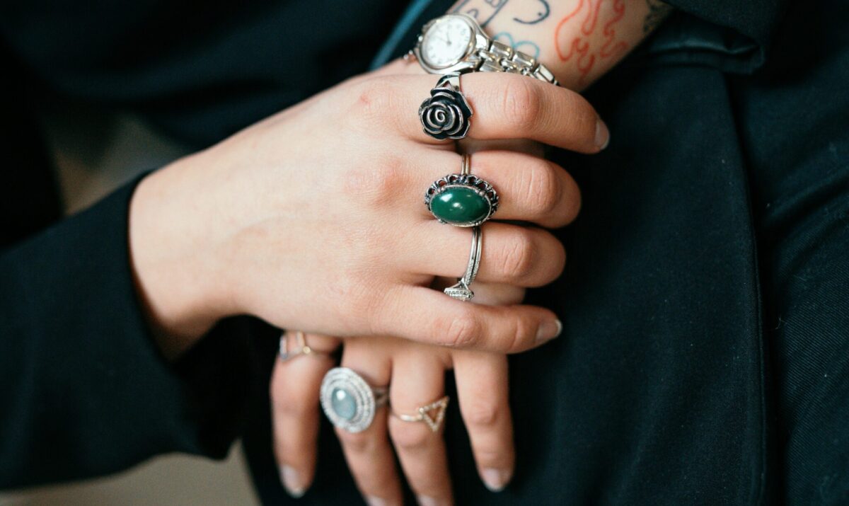 Ring stacking: Η τάση που μετατρέπει τα δαχτυλίδια σε προσωπική δήλωση στυλ